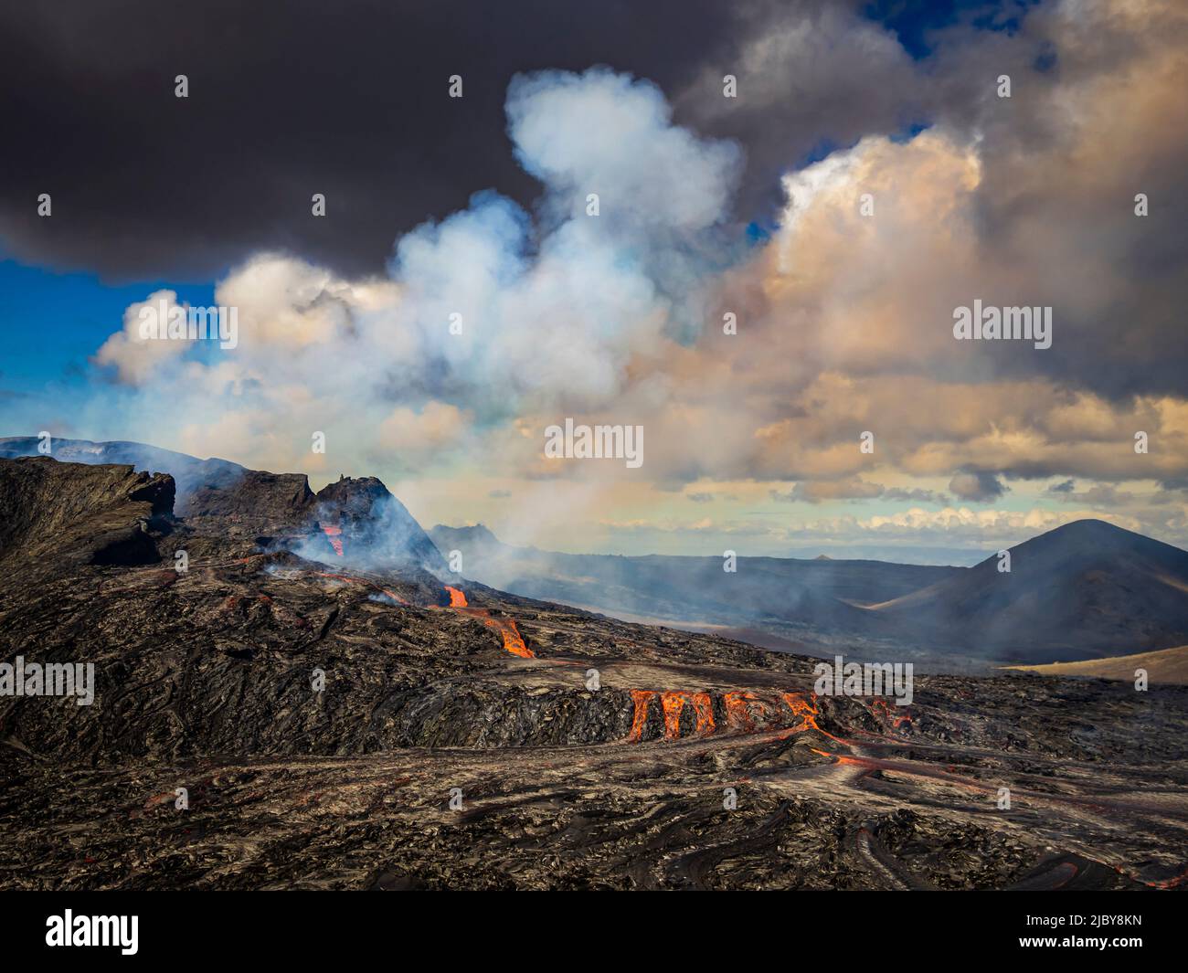 Photo de l'air, coulées de lave du cratère de Fagradalsfjall, éruption volcanique à Geldingadalir, Islande Banque D'Images
