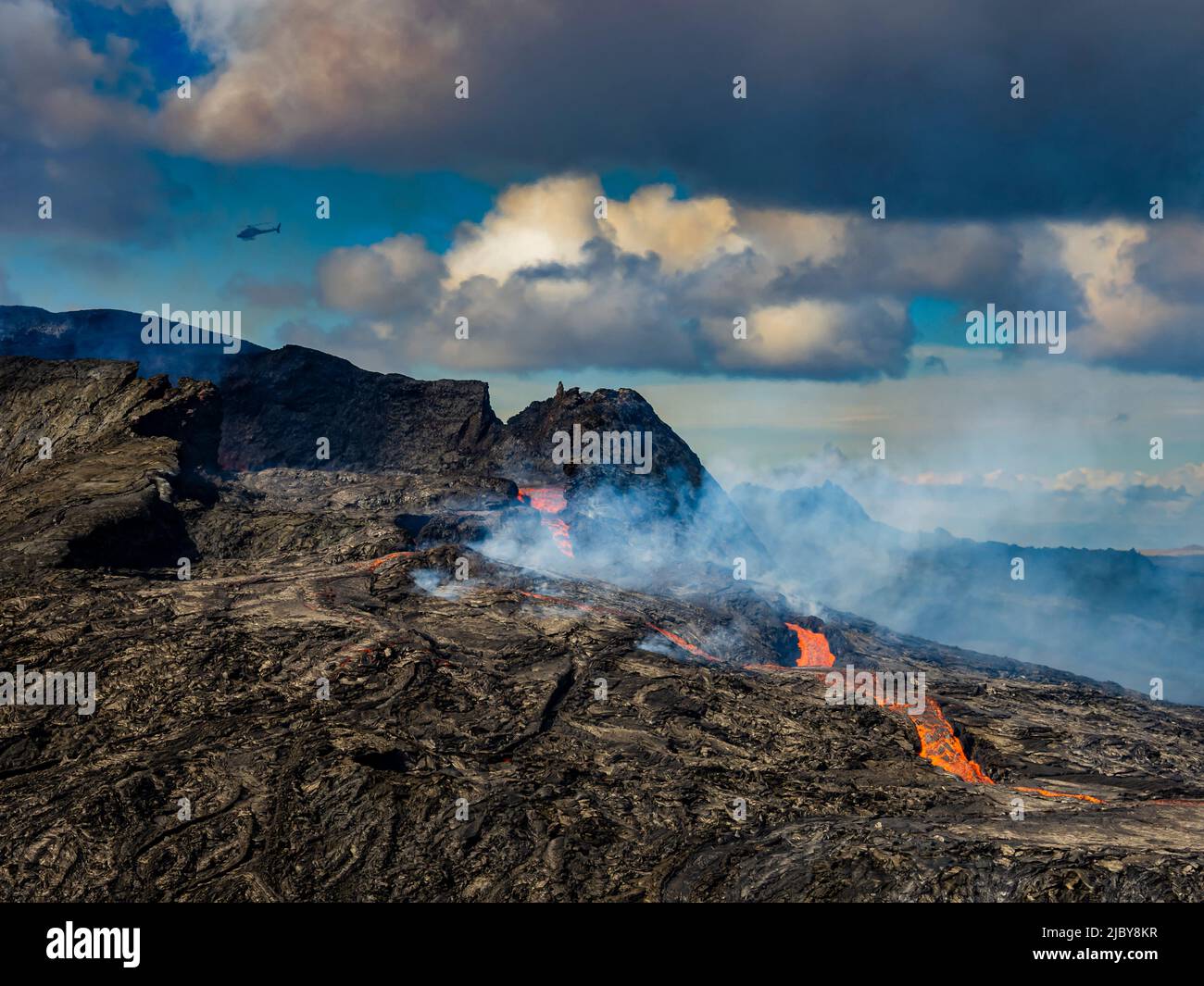 Photo de l'air, coulées de lave du cratère de Fagradalsfjall, éruption volcanique à Geldingadalir, Islande Banque D'Images