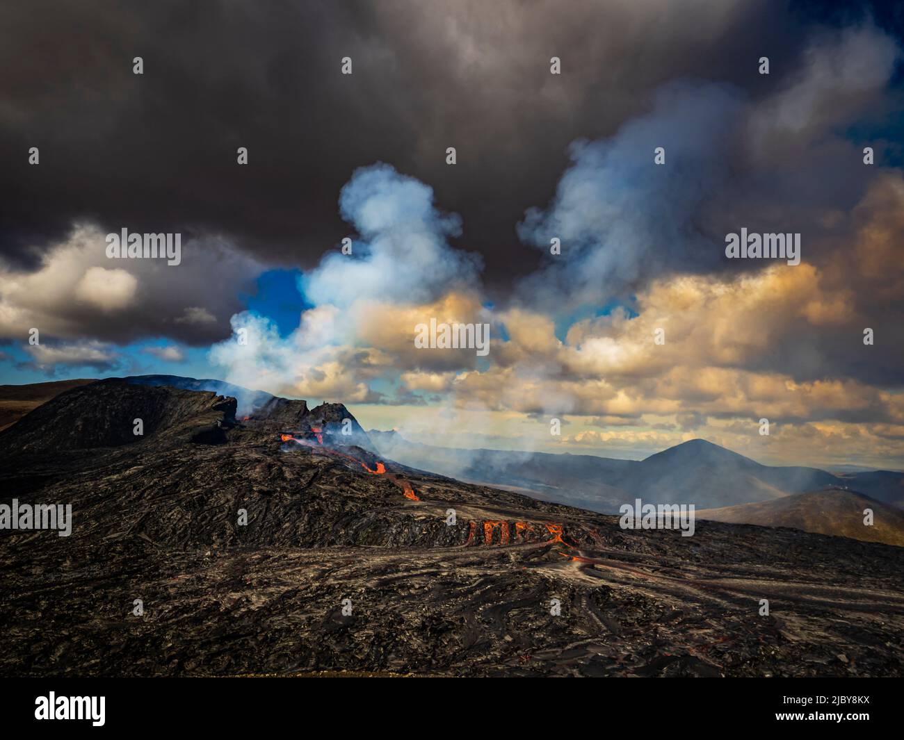 Photo de l'air, coulées de lave du cratère de Fagradalsfjall, éruption volcanique à Geldingadalir, Islande Banque D'Images