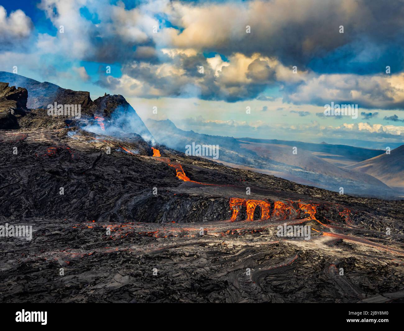 Photo de l'air, coulées de lave du cratère de Fagradalsfjall, éruption volcanique à Geldingadalir, Islande Banque D'Images