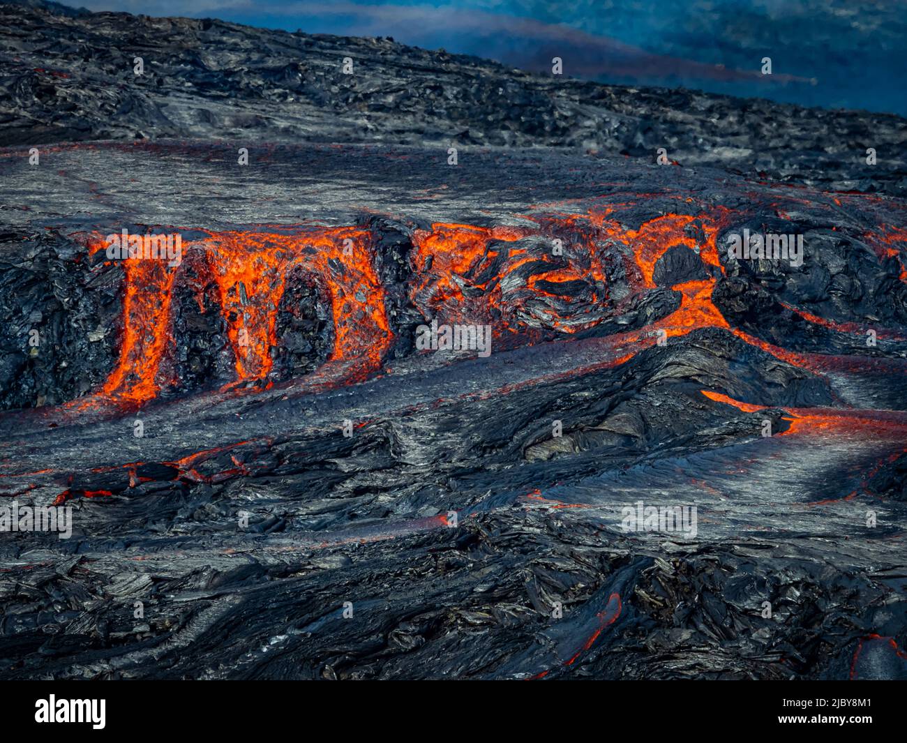 Lave chaude s'écoulant du cratère de Fagradalsfjall, éruption volcanique à Geldingadalir, Islande Banque D'Images