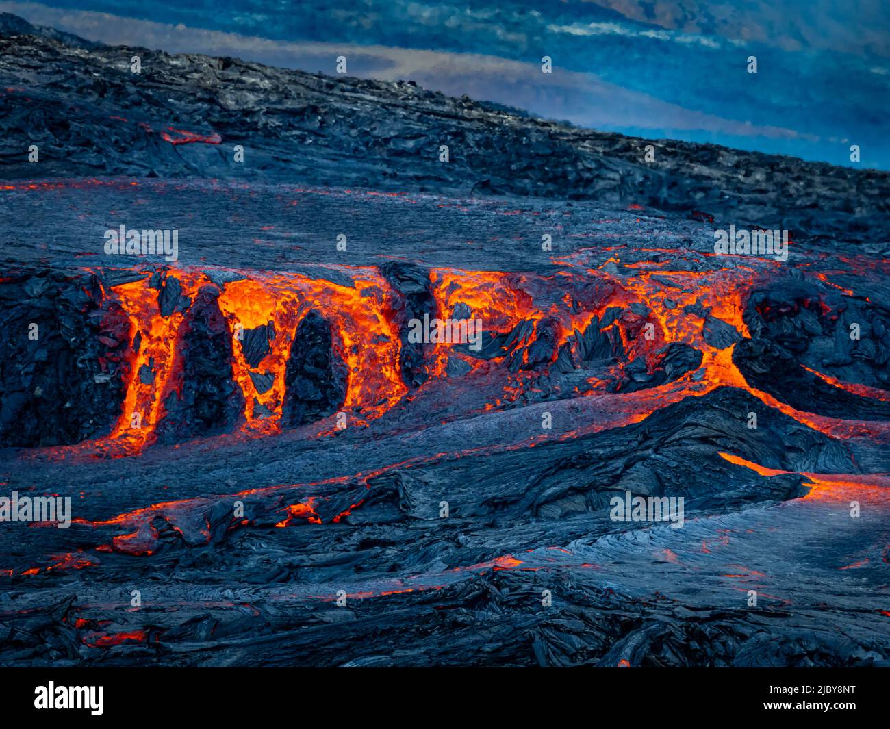 Lave chaude s'écoulant du cratère de Fagradalsfjall, éruption volcanique à Geldingadalir, Islande Banque D'Images