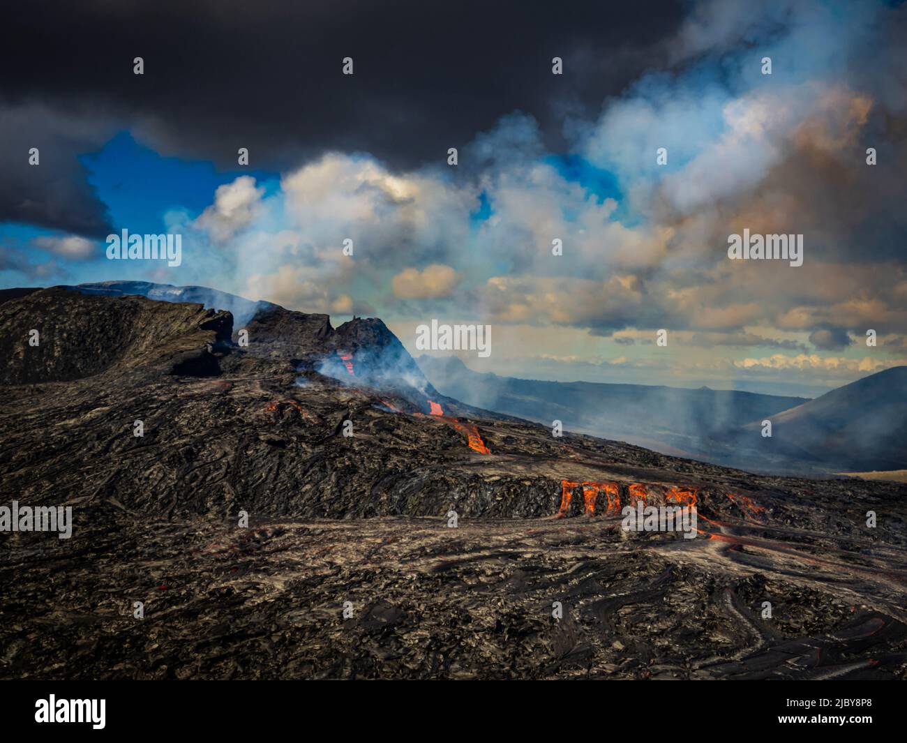 Photo de l'air, coulées de lave du cratère de Fagradalsfjall, éruption volcanique à Geldingadalir, Islande Banque D'Images