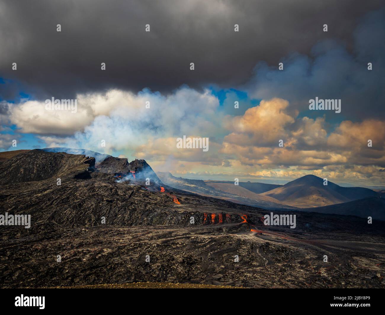 Photo de l'air, coulées de lave du cratère de Fagradalsfjall, éruption volcanique à Geldingadalir, Islande Banque D'Images