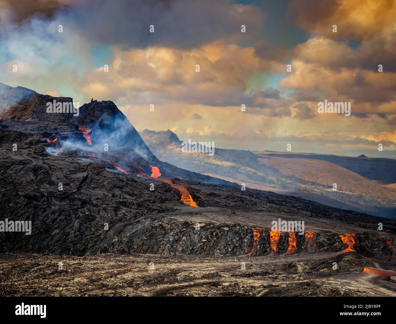Photo de l'air, coulées de lave du cratère de Fagradalsfjall, éruption volcanique à Geldingadalir, Islande Banque D'Images