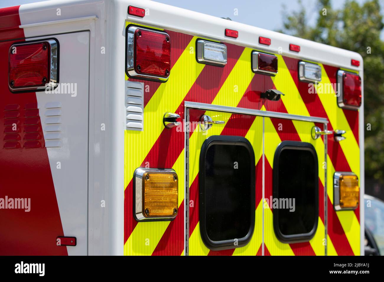 Vue détaillée de jour de l'arrière d'une ambulance. Banque D'Images