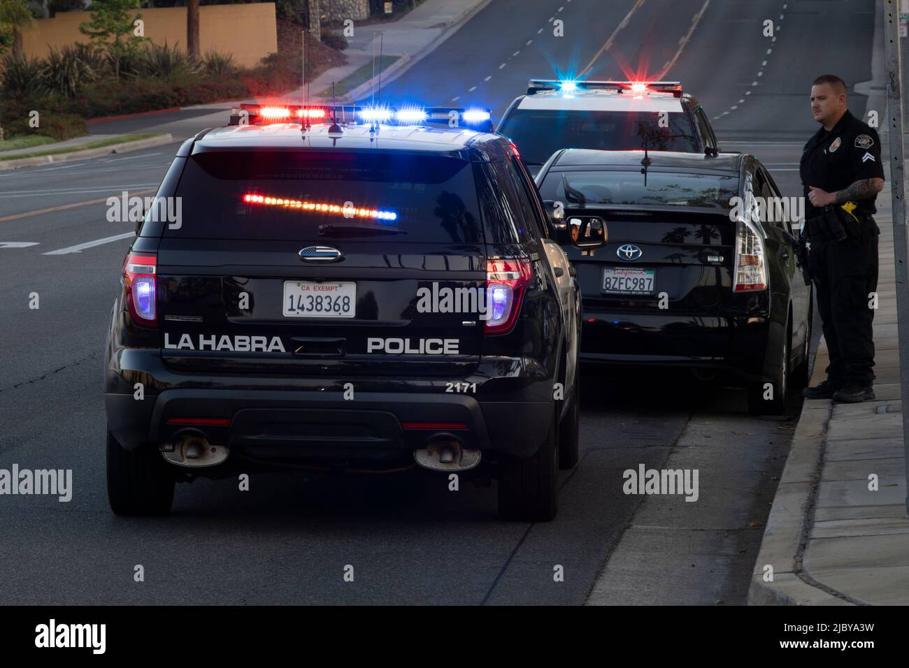 La Habra, Californie / Etats-Unis - 27 avril 2022: Les unités de police tirent une voiture sur une rue de ville. Banque D'Images