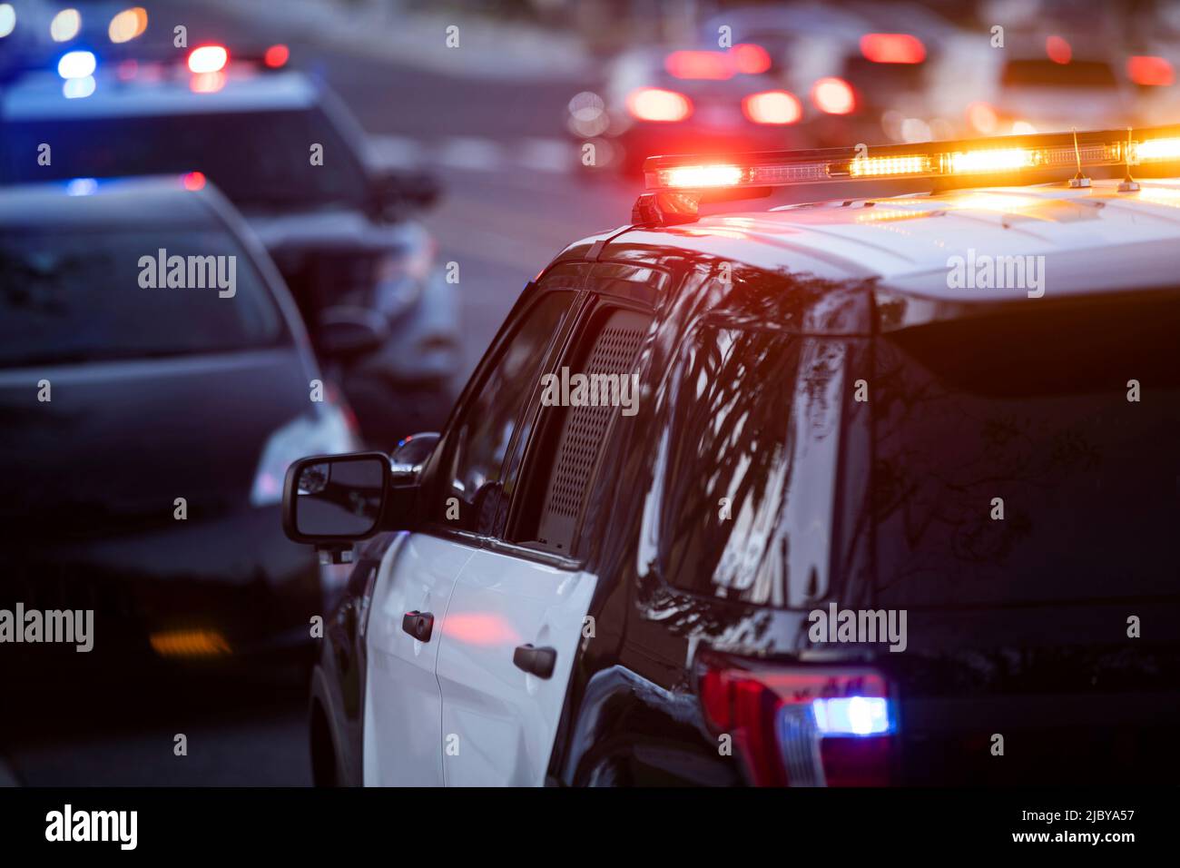 La Habra, Californie / Etats-Unis - 27 avril 2022: Les unités de police tirent une voiture sur une rue de ville. Banque D'Images
