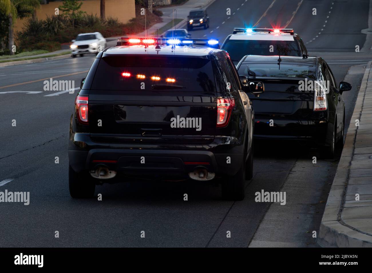 La Habra, Californie / Etats-Unis - 27 avril 2022: Les unités de police tirent une voiture sur une rue de ville. Banque D'Images