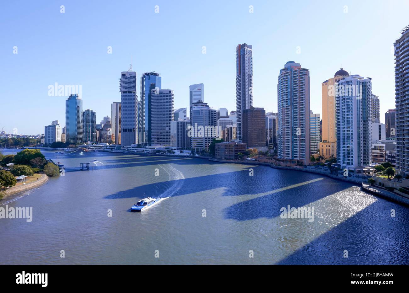 Vue sur le fleuve Brisbane dans les bâtiments de la grande hauteur du quartier des affaires Banque D'Images