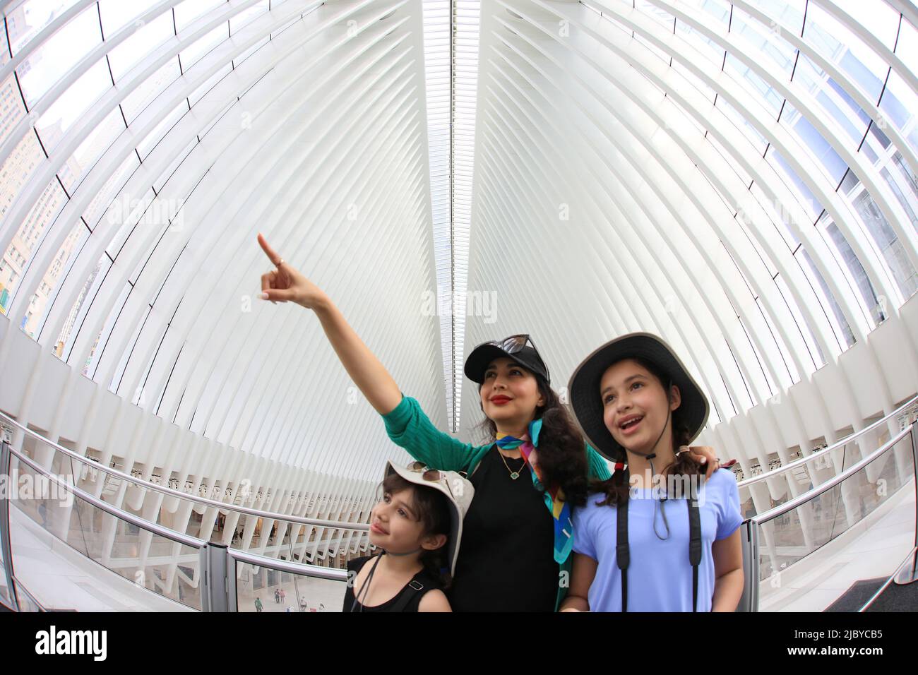 Mère et deux filles visitant le centre de transport du World Trade Center, The Oculus - Manhattan, New York City - New York, États-Unis. Banque D'Images