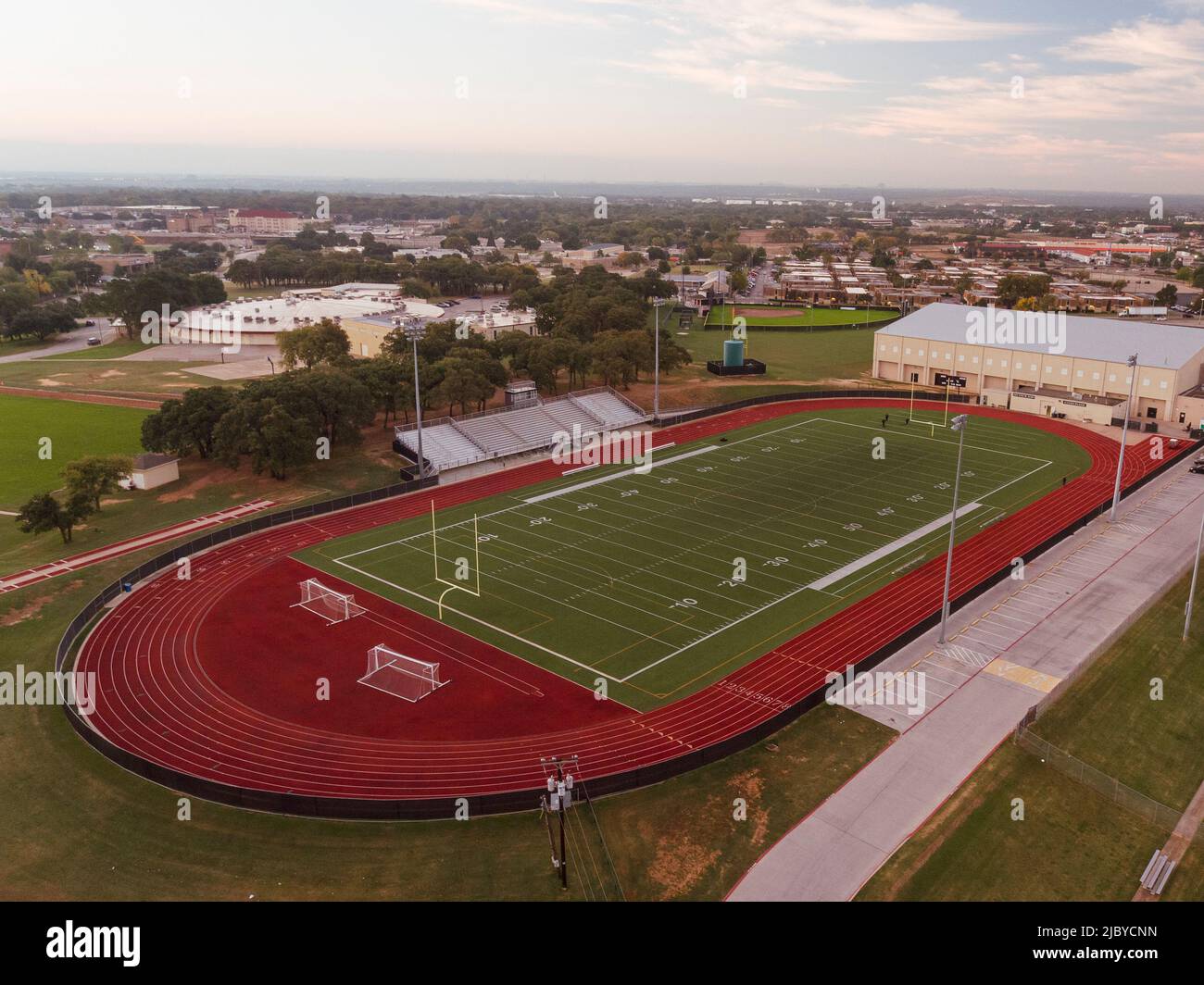 Prise de vue aérienne d'une piste d'école secondaire et d'un terrain de football au Texas au lever du soleil Banque D'Images
