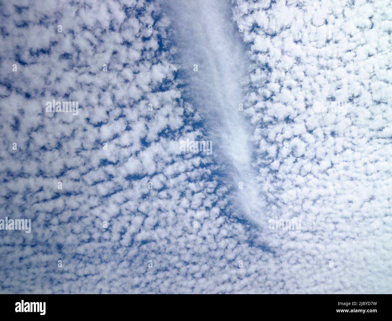 Jetstream dissipe le chemin à travers les nuages moelleux Banque D'Images