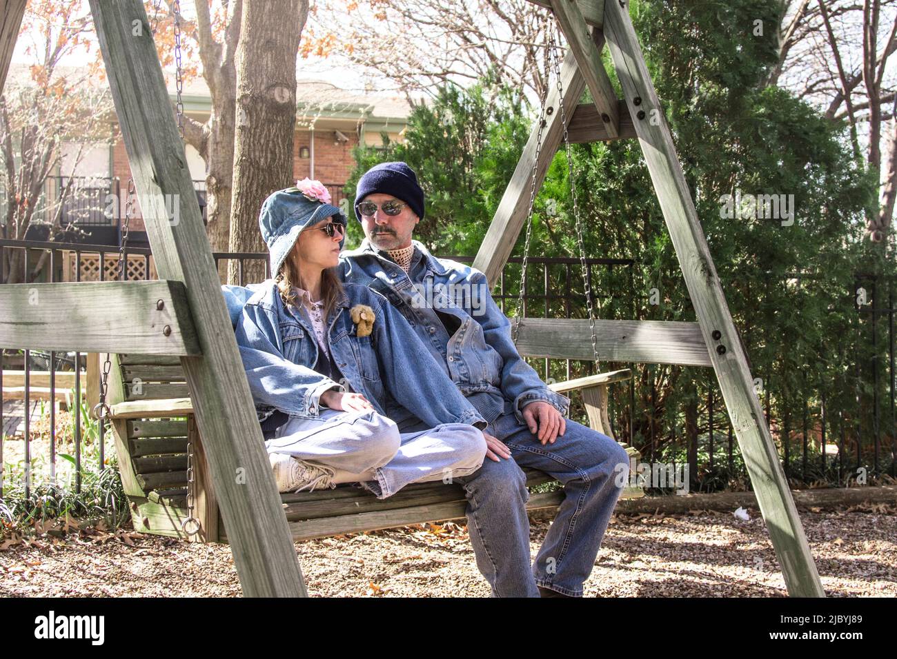 Couple sitting on bench swing Banque D'Images