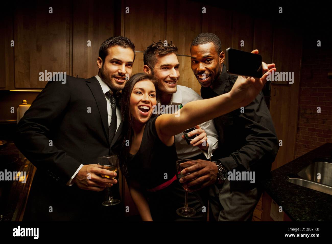 Les amis de boire à cuisine du parti et de prendre des photos Banque D'Images