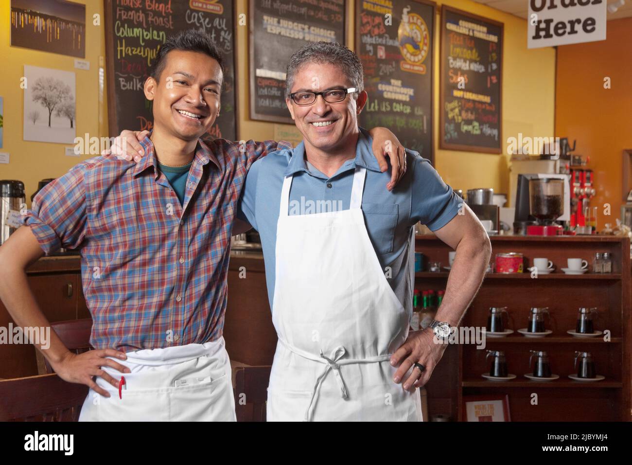 Partenaires de cafe Standing together Banque D'Images