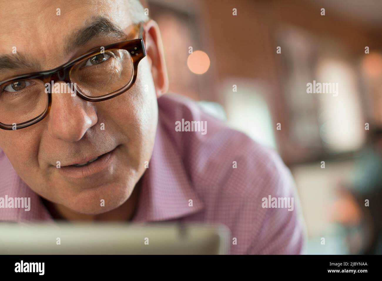 Close up of serious man wearing eyeglasses Banque D'Images