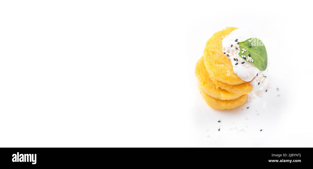Pancakes frit polenta sur un fond blanc isolé. Crêpes empilées l'une sur les autres crêpes avec du fromage macarella et des épinards. Vue de dessus Banque D'Images