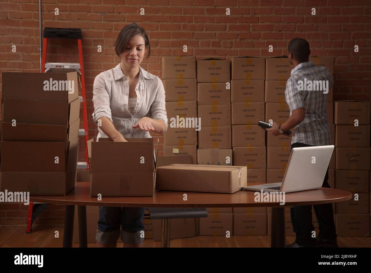 Les gens d'affaires travaillant avec des boîtes en carton Banque D'Images