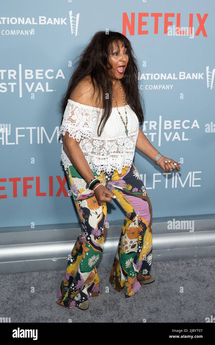 New York, États-Unis. 09th juin 2022. PAM Grier arrive sur le tapis rouge pour la première mondiale de 'Halftime' au Palais Uni le jour d'ouverture du Festival Tribeca 2022 à New York sur 8 juin 2022. Photo de Gabriele Holtermann/UPI crédit: UPI/Alay Live News Banque D'Images