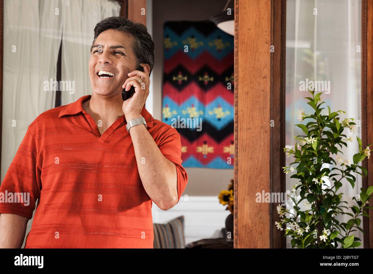 Hispanic man talking on cell phone Banque D'Images