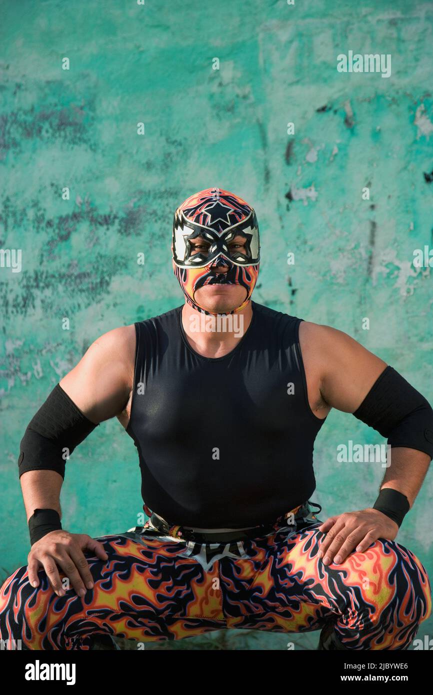 Hispanic man wearing costume de catch mexicain Banque D'Images