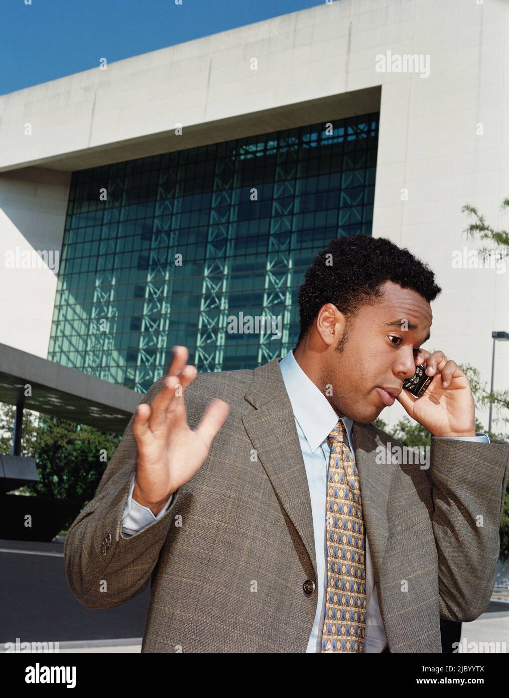 African American businessman talking on cell phone Banque D'Images