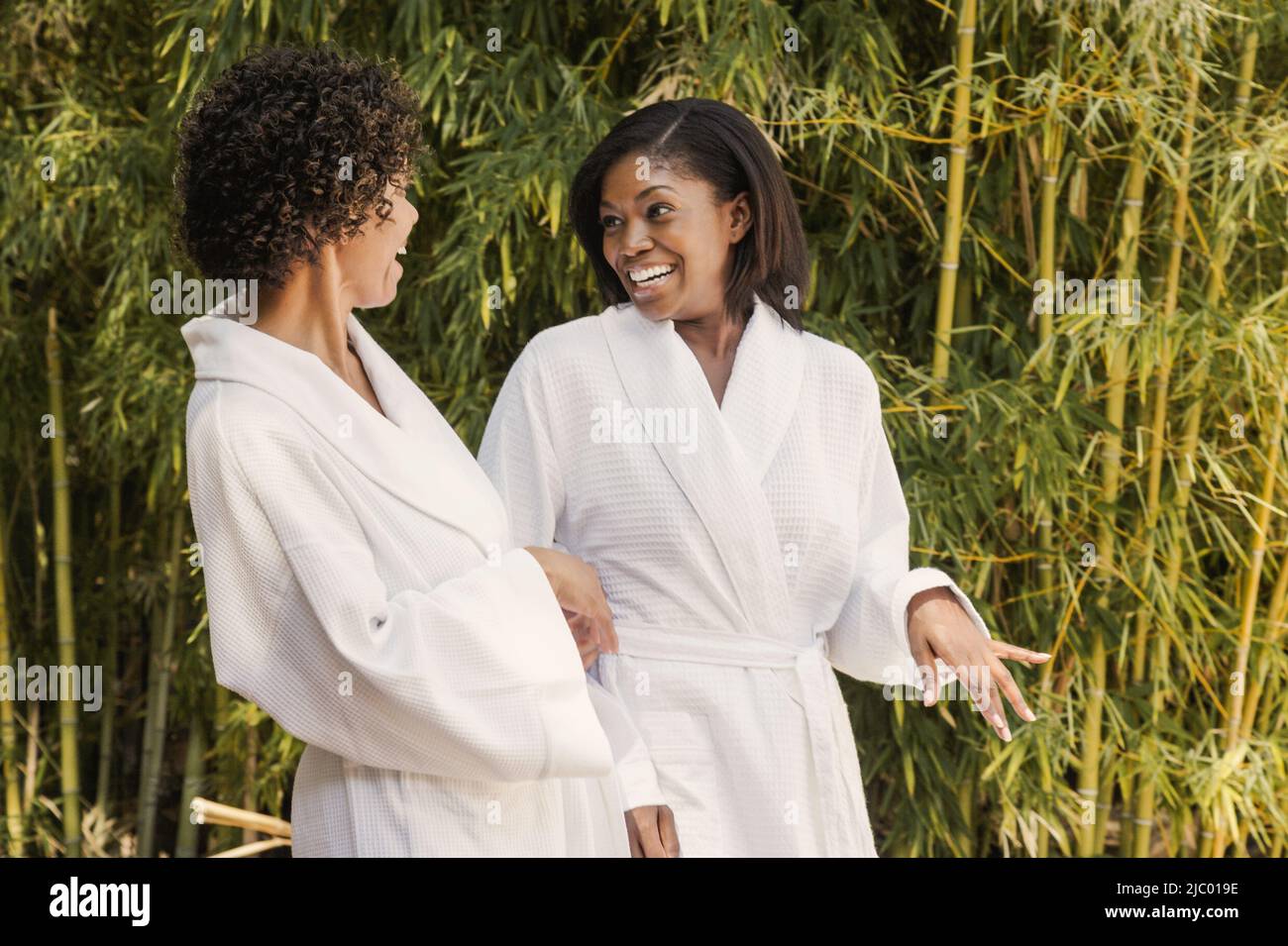 Deux jeunes femmes en robe de chambre Banque de photographies et d