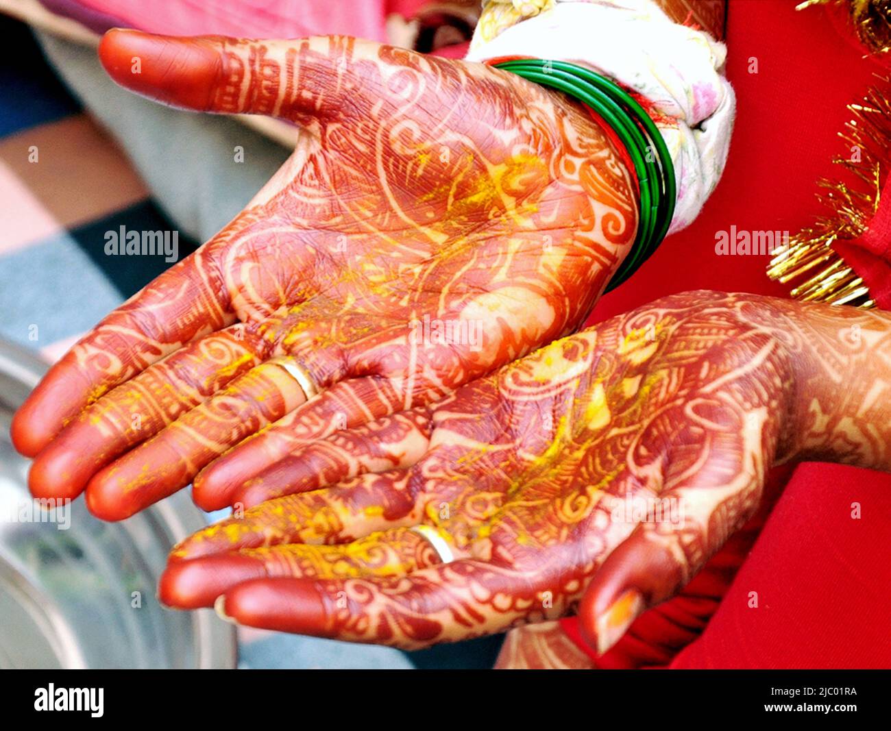 Une mariée indienne montrant le motif de tatouages mehndi de sa main Banque D'Images