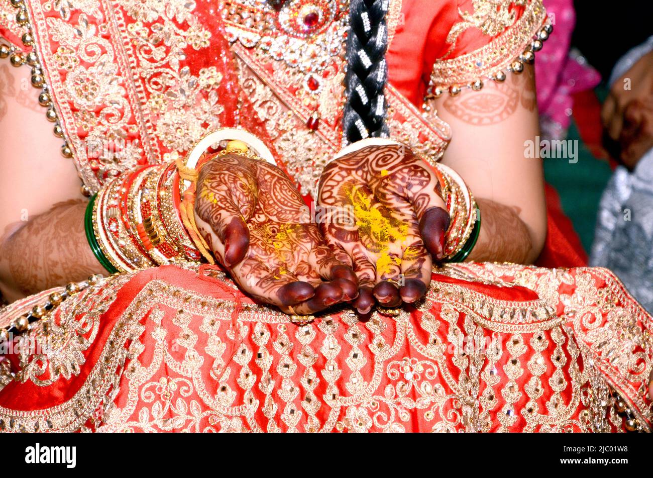 Une mariée indienne montrant le motif de tatouages mehndi de sa main Banque D'Images