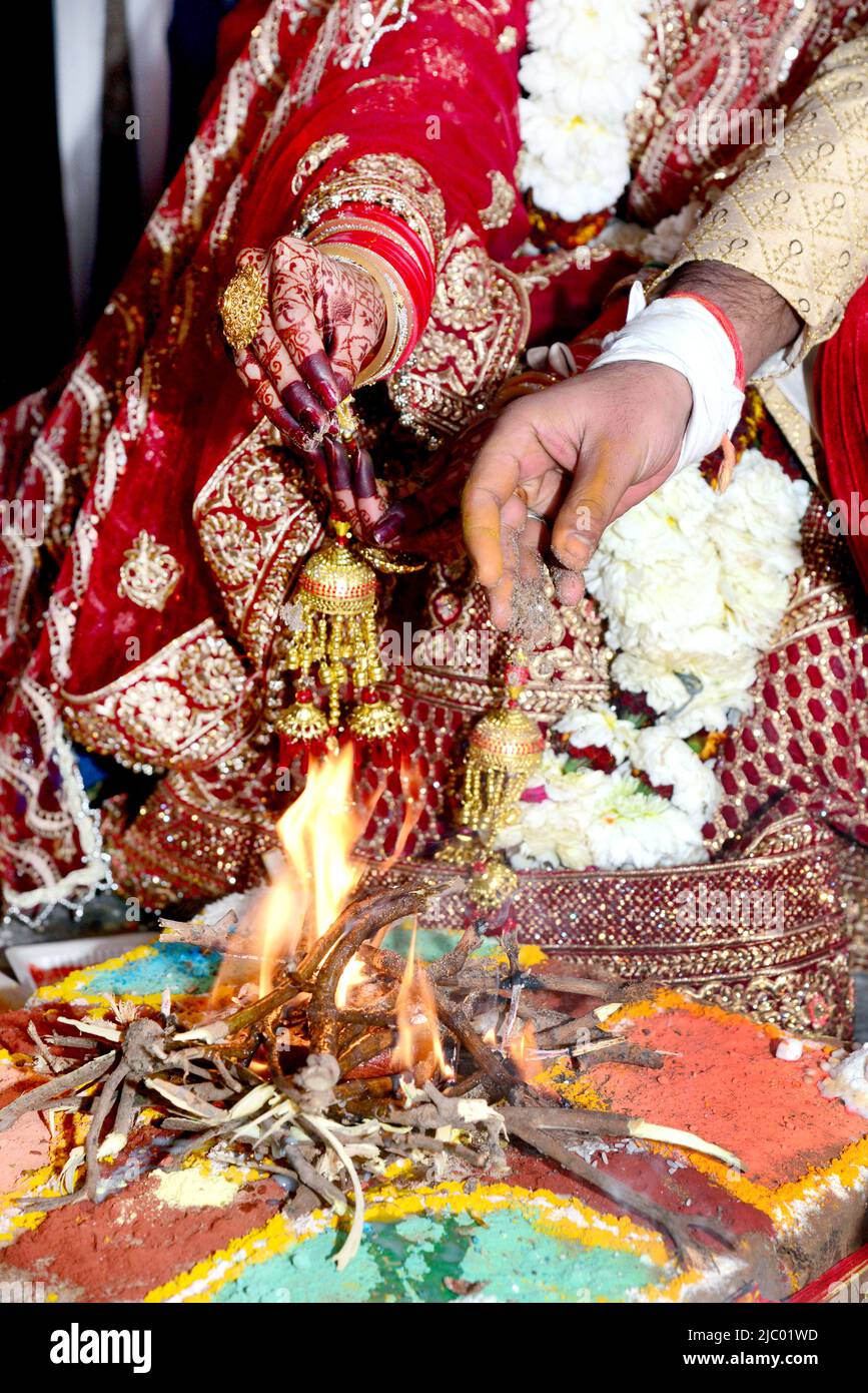 Un couple hindou exécutant Saat Sphere / sept vœux de mariage hindou. Banque D'Images