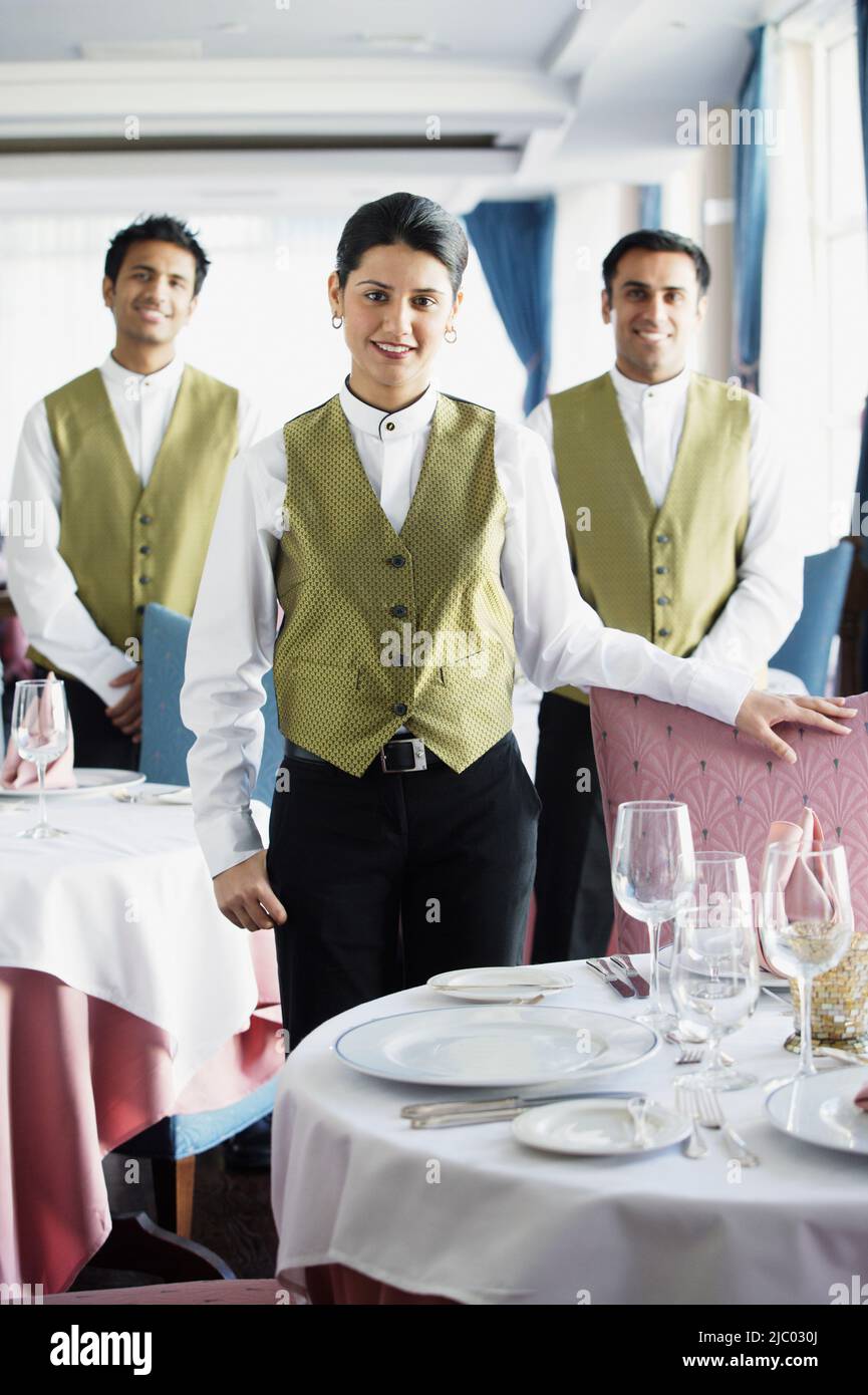 Serveurs smiling for the camera in restaurant Banque D'Images