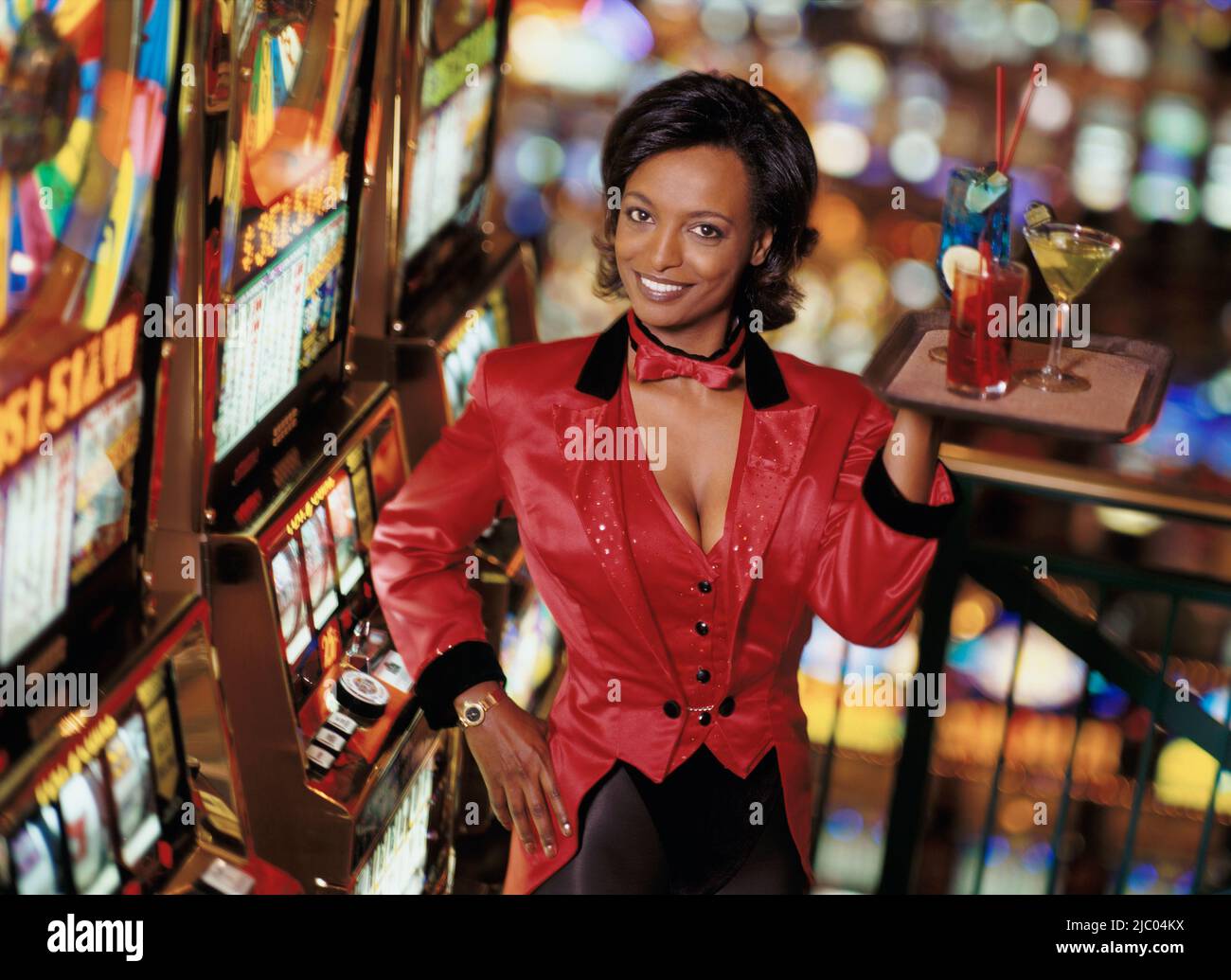 Serveuse avec des cocktails dans le casino Banque D'Images