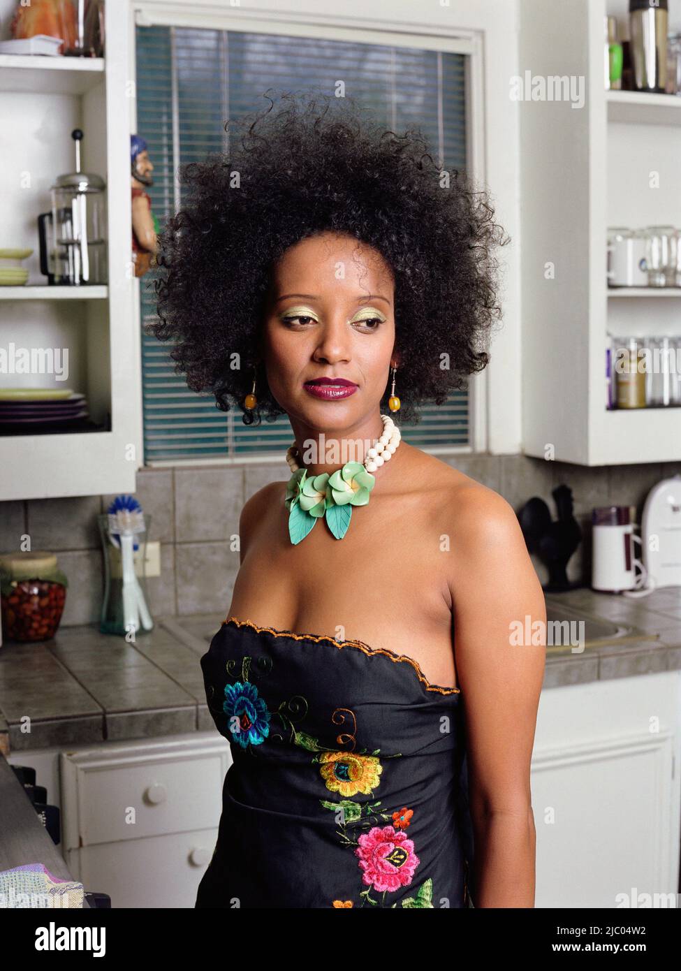 Young woman in kitchen Banque D'Images