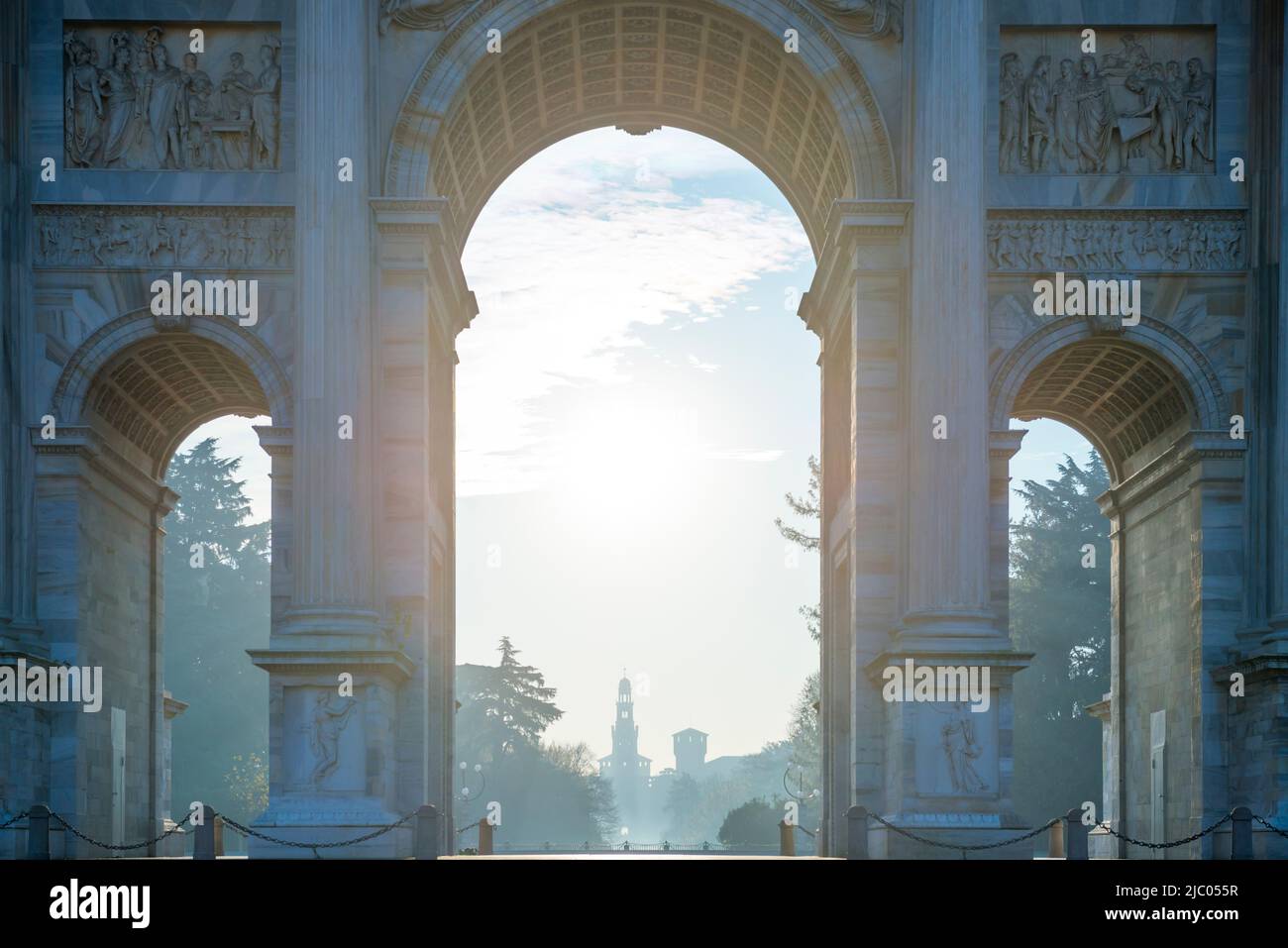 Arche de la paix et château de Sforza à Milan avec lumière du soleil en Lombardie, Italie Banque D'Images