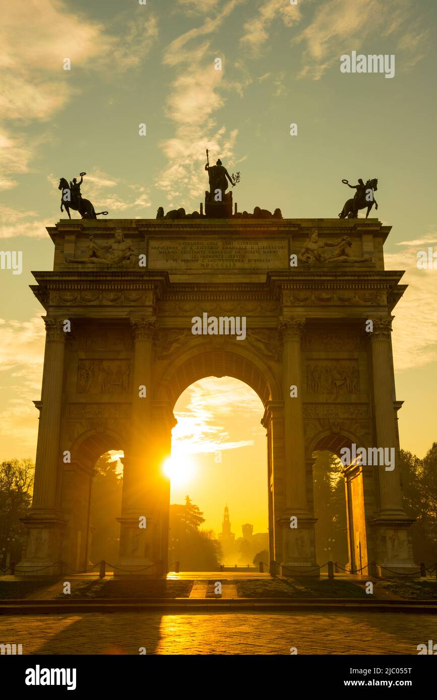 Arche de la paix et château de Sforza à Milan avec lumière du soleil en Lombardie, Italie Banque D'Images