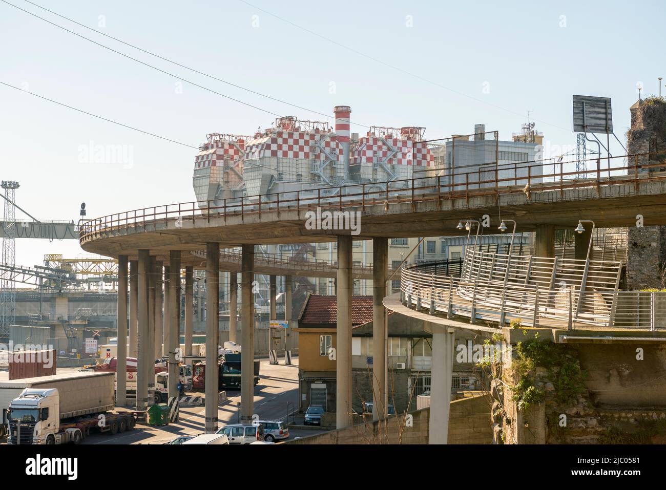 Centrale thermique en une journée ensoleillée et avec route surélevée à Gênes, Ligurie en Italie. Banque D'Images