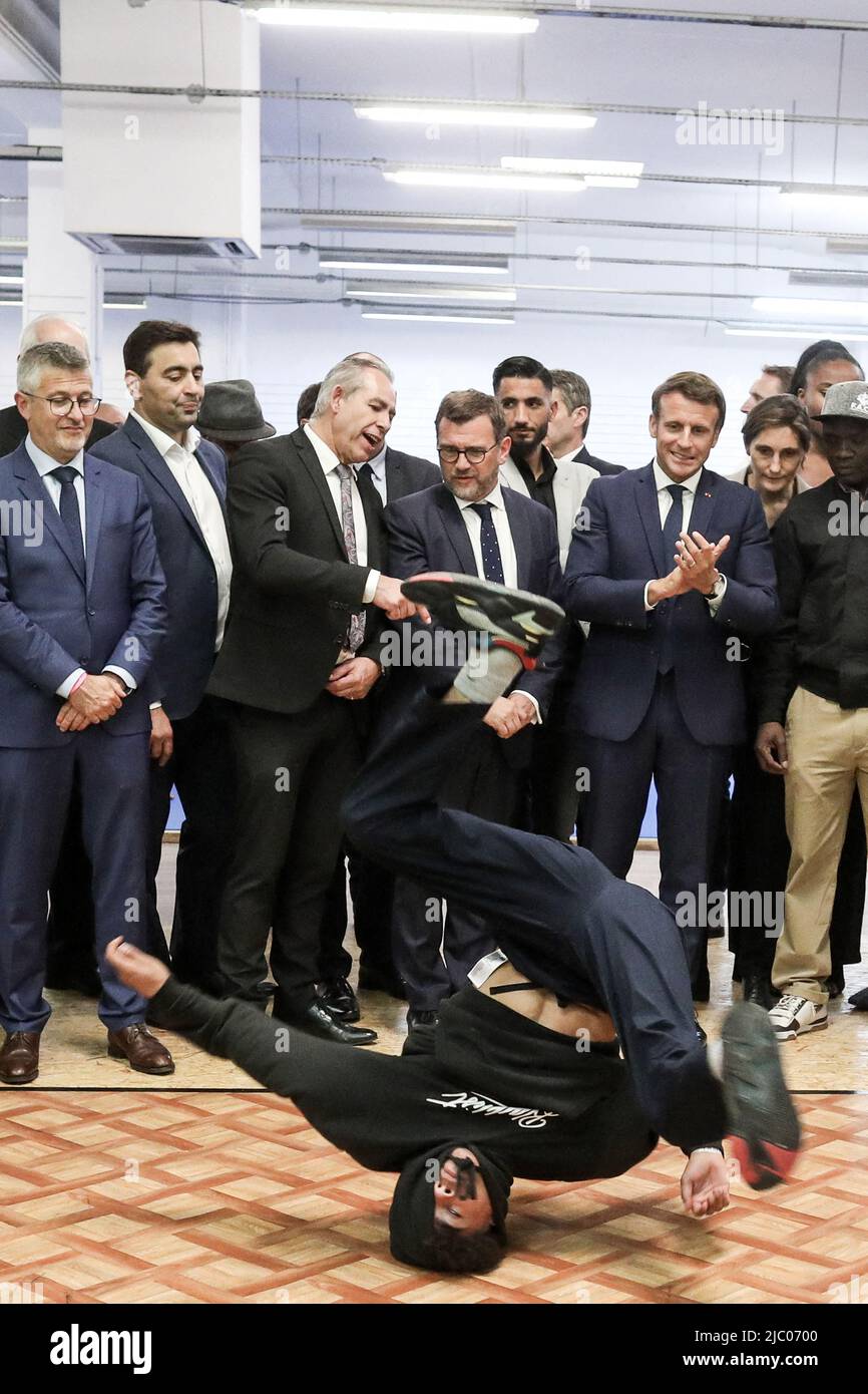 Clichy-sous-Bois, France, 08/06/2022, 2022. Le président français Emmanuel Macron se rend à un DOJO de solidarité à Clichy-sous-Bois pour un voyage consacré au lieu du sport et de la pratique sportive, 8 juin 2022 photo par Stephane Lemouton/Pool/ABACAPRESS.COM Banque D'Images