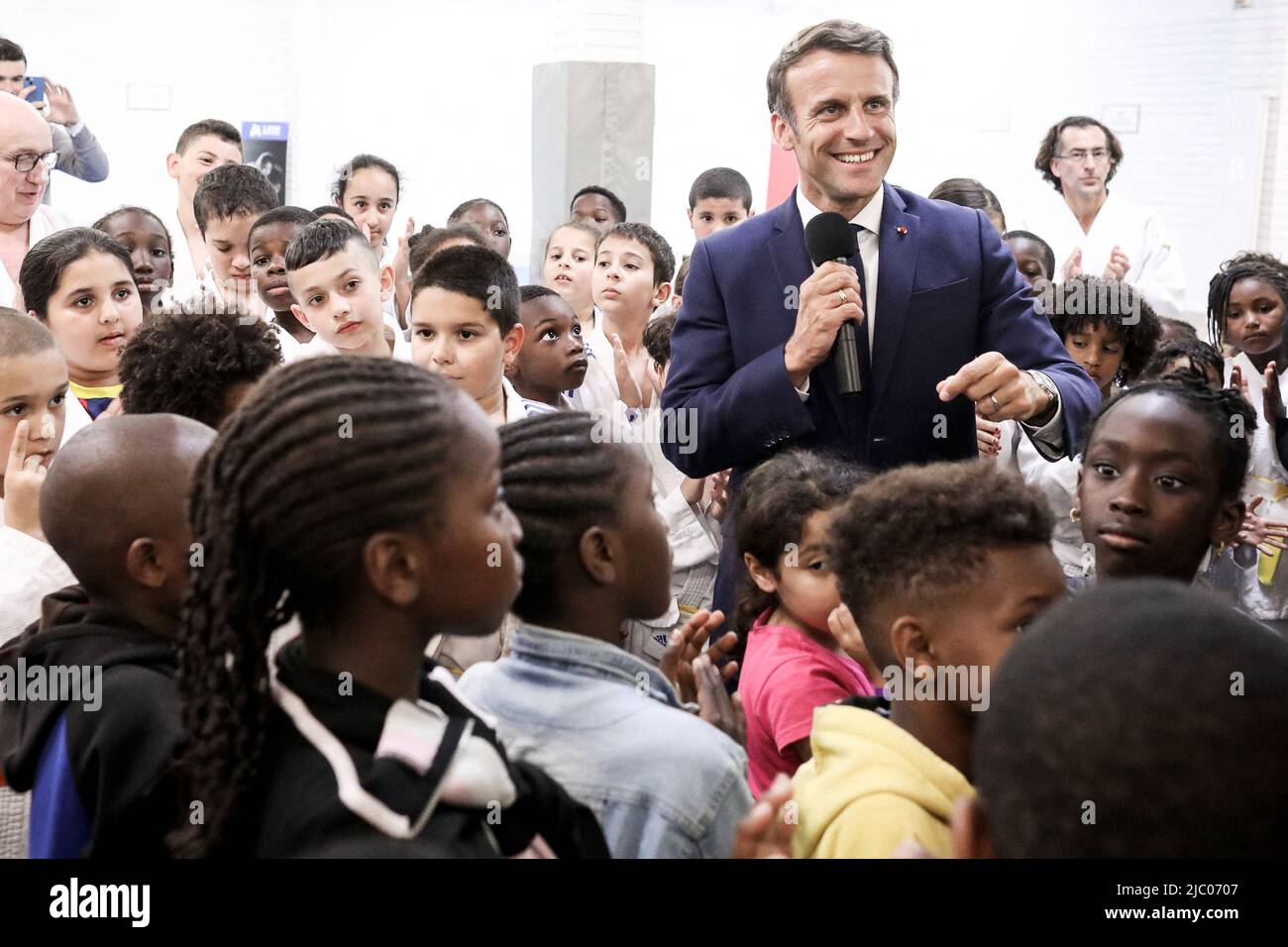 Clichy-sous-Bois, France, 08/06/2022, 2022. Le président français Emmanuel Macron se rend à un DOJO de solidarité à Clichy-sous-Bois pour un voyage consacré au lieu du sport et de la pratique sportive, 8 juin 2022 photo par Stephane Lemouton/Pool/ABACAPRESS.COM Banque D'Images