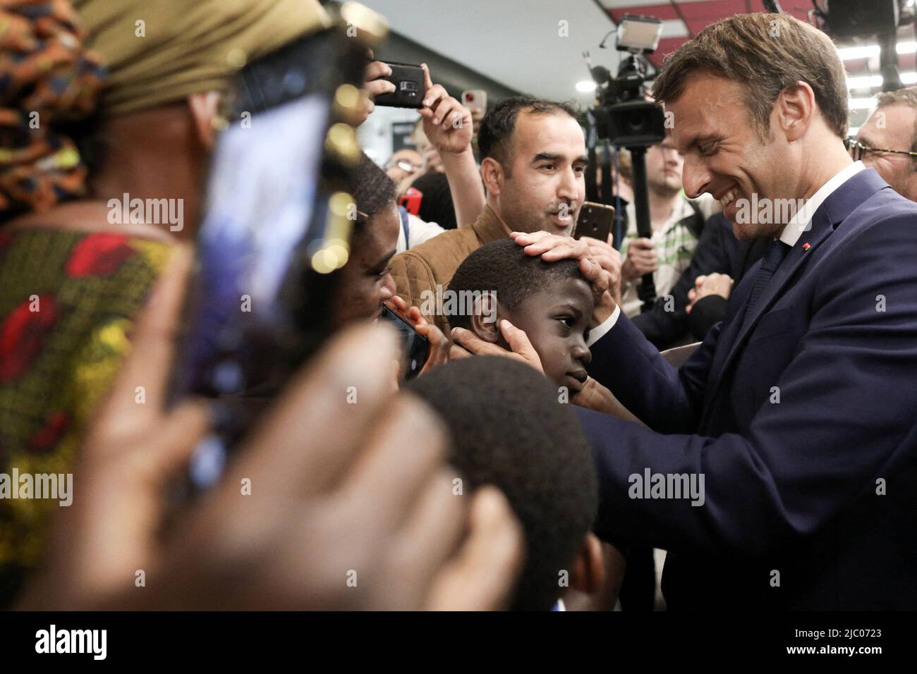 Clichy-sous-Bois, France, 08/06/2022, 2022. Le président français Emmanuel Macron se rend à un DOJO de solidarité à Clichy-sous-Bois pour un voyage consacré au lieu du sport et de la pratique sportive, 8 juin 2022 photo par Stephane Lemouton/Pool/ABACAPRESS.COM Banque D'Images