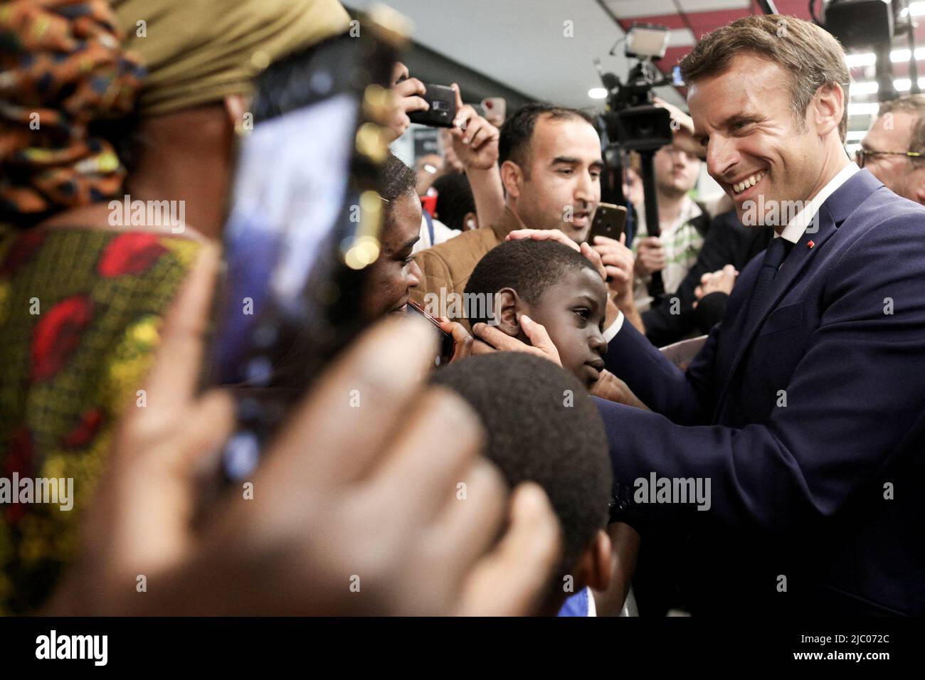 Clichy-sous-Bois, France, 08/06/2022, 2022. Le président français Emmanuel Macron se rend à un DOJO de solidarité à Clichy-sous-Bois pour un voyage consacré au lieu du sport et de la pratique sportive, 8 juin 2022 photo par Stephane Lemouton/Pool/ABACAPRESS.COM Banque D'Images