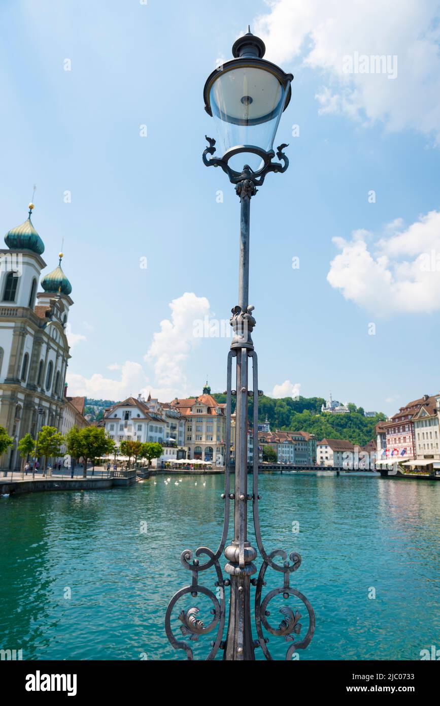 Rue Lamp Reuss River dans la ville de Lucerne, Suisse. Banque D'Images