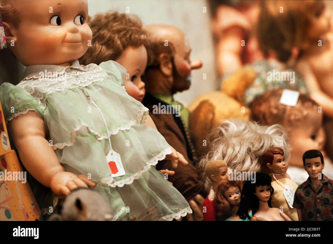 Vintage Collection de poupées, poupées Barbie et un clown poupée dans la vitrine d'un magasin Banque D'Images