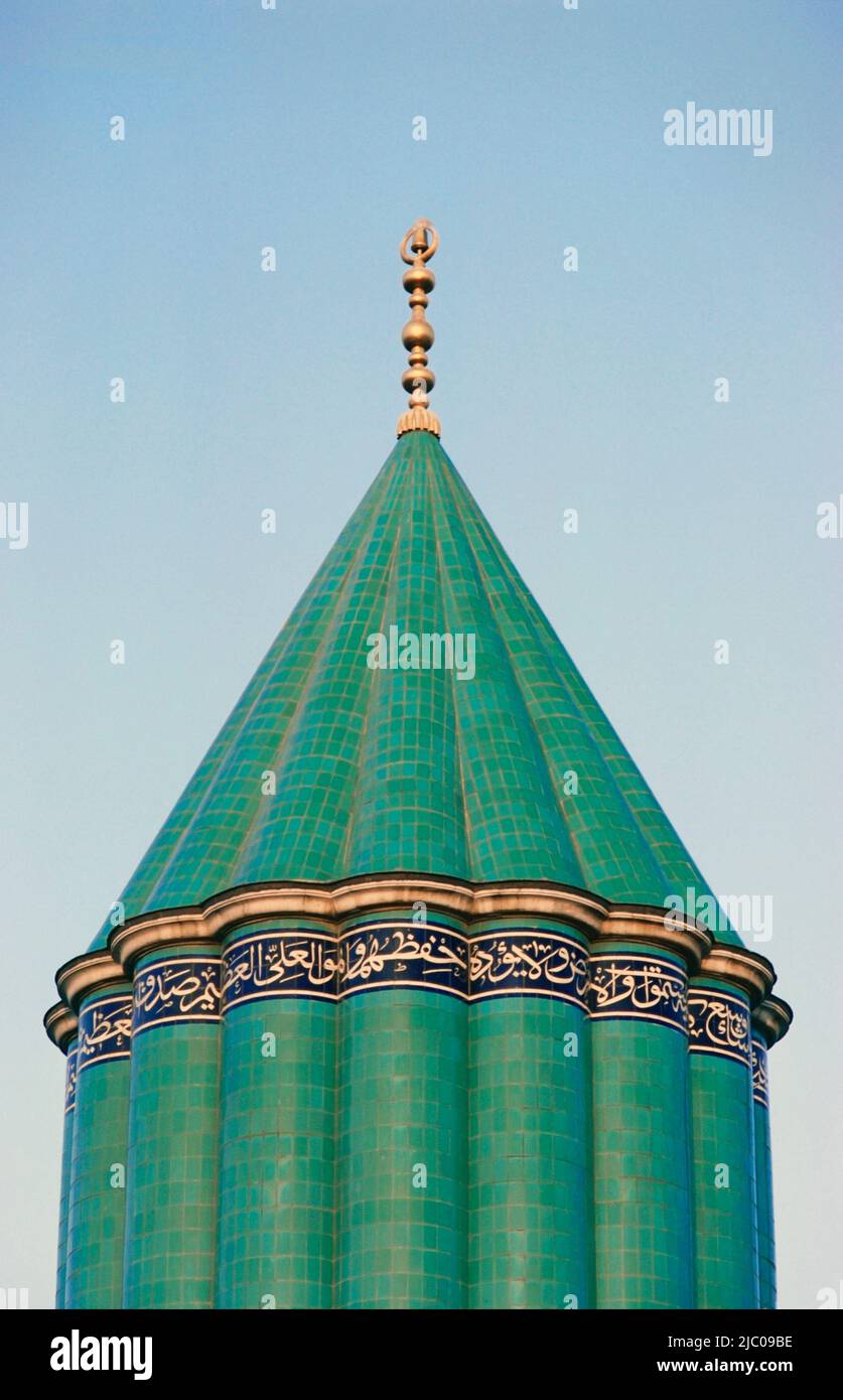 Vue à angle bas d'un minaret, Musée Mevlana, Konya, région centrale de l'Anatolie, Turquie Banque D'Images