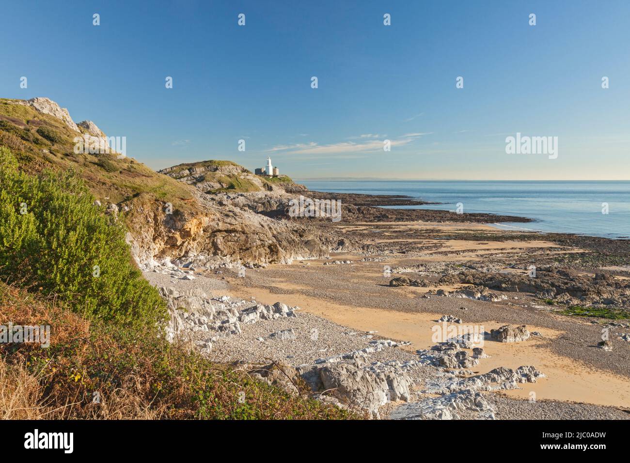 Bracelet Bay et Mumbles Lighthouse (1794) sur Mumbles Head, Mumbles, Swansea, South Wales, Royaume-Uni Banque D'Images