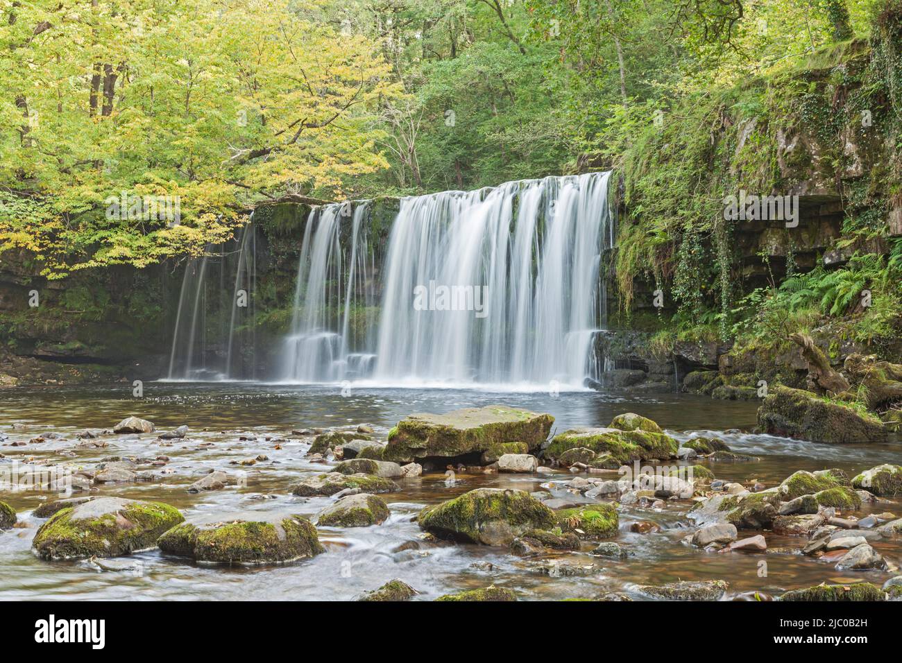 Sgwd Ddwli Uchaf (Upper Gushing Falls), sur la rivière Nedd Fechan, entre Pont Melin-fach et Pontneddfechan, parc national de Brecon Beacons, sud du pays de Galles Banque D'Images