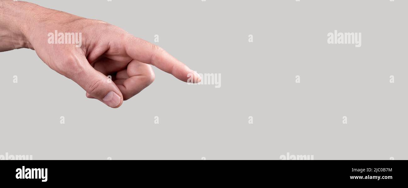 Bannière avec main femme avec index pointant vers l'objet sur fond gris. Copier l'espace. Photo de haute qualité Banque D'Images