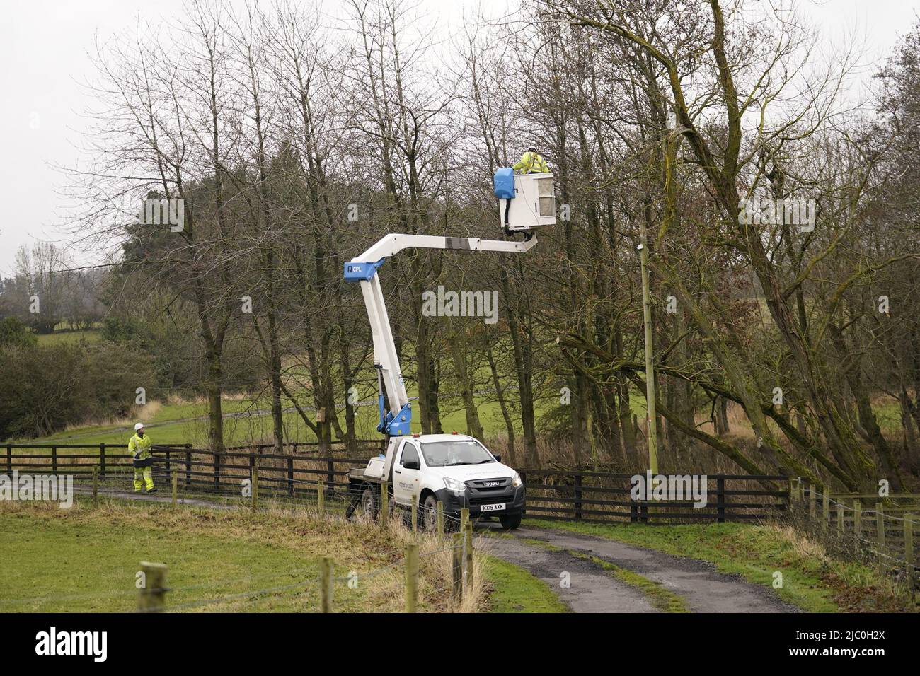 Photo du dossier datée du 07/12/21 d'un ingénieur Openreach qui fixe des lignes téléphoniques près du château de Barnard dans le comté de Durham à la suite de Storm Arwen. Les réseaux électriques ont fourni un « service inacceptable » à des milliers de clients suite à Storm Arwen, qui a laissé près d'un million de foyers sans électricité, a déclaré Ofgem, le gardien de l'industrie. Date de publication : jeudi 9 juin 2022. Banque D'Images