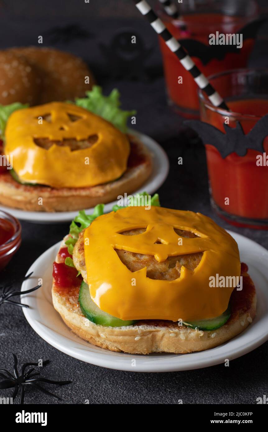 Hamburgers de poulet monstre avec toast au fromage, ketchup et concombre. Cuisine créative d'Halloween Banque D'Images