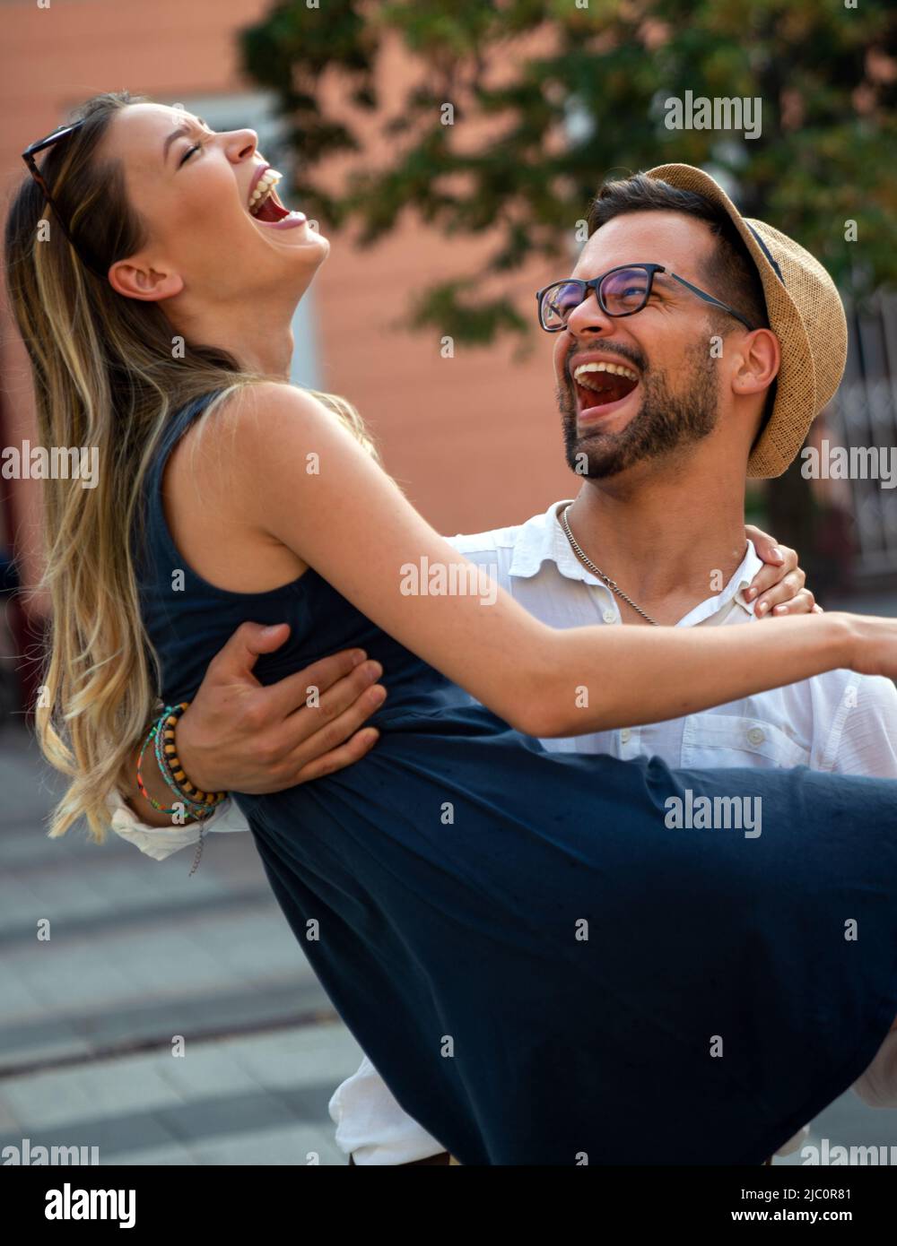 Portrait de couple heureux ayant la date et le plaisir en vacances.Concept de bonheur de voyage de personnes. Banque D'Images